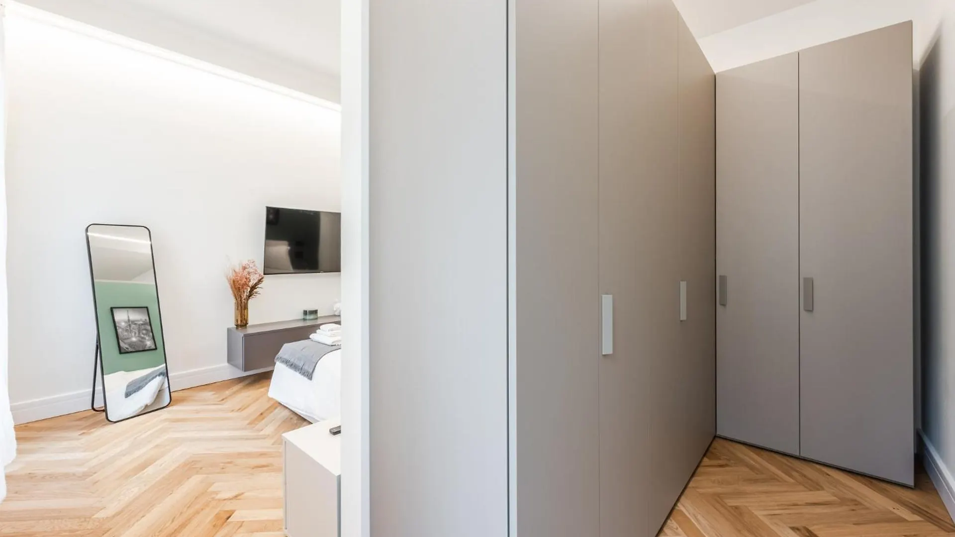 Central Modern 3-Room Flat - Near Metro & Park Milan 0*,  Italy